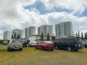 eine Gruppe von Autos, die auf einem Parkplatz mit hohen Gebäuden geparkt werden in der Unterkunft 1 Bedroom Unit at SMDC Wind Residences Tagaytay Tower 1 15th floor in Tagaytay