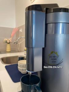 un robot da cucina seduto sopra un bancone della cucina di Bali Residence Private Suites l Seaview I 4-5 pax l Kids Tent I 5 Mins to Jonker a Malacca