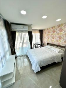 Tempat tidur dalam kamar di Arunsakhon luxury condo