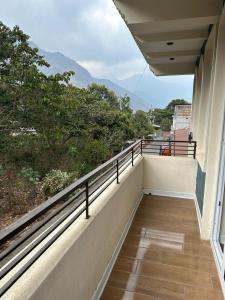 Elle comprend un balcon offrant une vue sur la montagne. dans l'établissement CASA DE DESCANSO TZANJAAY, à San Juan La Laguna