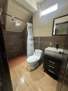 łazienka z toaletą i umywalką w obiekcie CASA DE DESCANSO TZANJAAY w mieście San Juan La Laguna