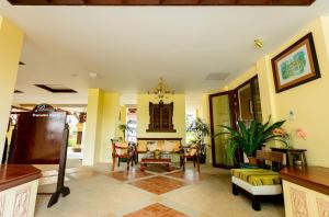 een woonkamer met een tafel en stoelen bij Ao Nang Bay Resort in Ao Nang Beach