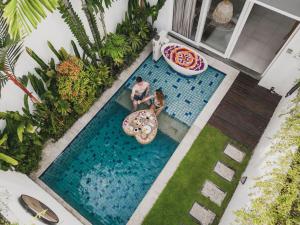 Der Swimmingpool an oder in der Nähe von Aeera Villa Canggu by Ini Vie Hospitality