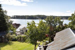 een uitzicht op een meer vanuit een huis bij Lilla Dalbo "Adults only", Ulvön Höga Kusten in Ulvöhamn