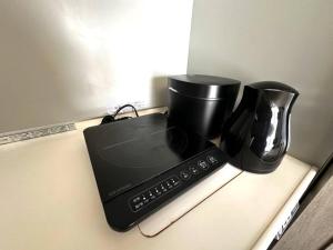 een zwart koffiezetapparaat op een aanrecht bij 9-5 NEW OPEN　美室駅近で眺望良好　駐車場予約可 in Minami-jūichijō