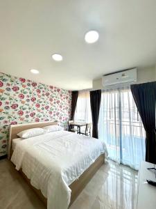 Giường trong phòng chung tại Arunsakhon luxury condo