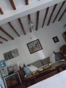 ein Wohnzimmer mit einem Sofa in einem Zimmer in der Unterkunft Mwezi Nyota in Malindi