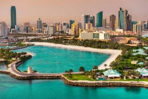 una vista aérea de la ciudad de Hawaii con una playa en The Ritz-Carlton, Bahrain en Manama