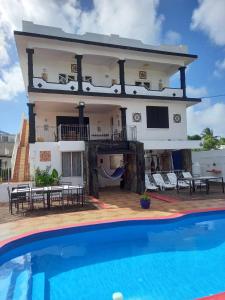 une maison avec une piscine en face d'un bâtiment dans l'établissement L'appartement AZUREV, à Pereybere