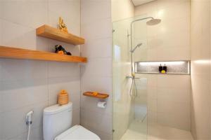 Ein Badezimmer in der Unterkunft Aeera Villa Canggu by Ini Vie Hospitality