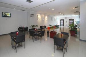 a restaurant with tables and chairs in a room at Hotel Glodok Plaza in Jakarta