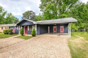 una casa con un garaje negro y rojo en Cheerful 3 BR 2BA Home in Great Neighborhood!, en Jacksonville