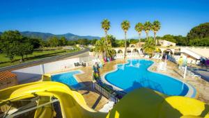 un complexe avec une piscine et un parc aquatique dans l'établissement Camping le Neptune 4 étoiles, à Argelès-sur-Mer