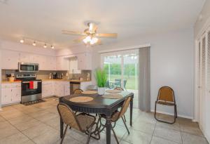 cocina y comedor con mesa y sillas en Cheerful 3 BR 2BA Home in Great Neighborhood!, en Jacksonville