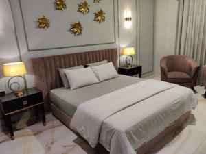 Een bed of bedden in een kamer bij Elite,16 Bedrooms 16 bath Block 6 Gulshan-e-iqbal