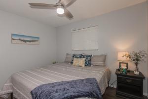 1 dormitorio con 1 cama y ventilador de techo en Cheerful 3 BR 2BA Home in Great Neighborhood!, en Jacksonville