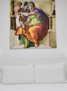 Un dipinto di una donna che tiene un bambino su un muro di Eletta Guest House a Roma