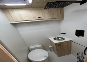 un piccolo bagno con servizi igienici e lavandino di Renka Holidays Houses and Caravans a Alanya