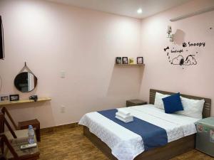 um quarto com uma cama e um espelho em NA NA Homestay em Ilha de Cát Bà