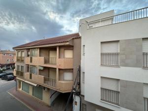 ein Apartmenthaus mit Balkon und Parkplatz in der Unterkunft 2 dormitorios 95 m de la playa in Los Alcázares
