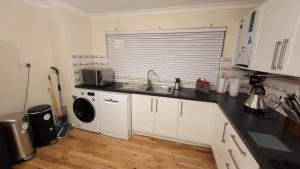 Η κουζίνα ή μικρή κουζίνα στο Garland Lovely House with Garden, Watford +19 φωτογραφίες