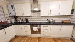 Η κουζίνα ή μικρή κουζίνα στο Garland Lovely House with Garden, Watford
