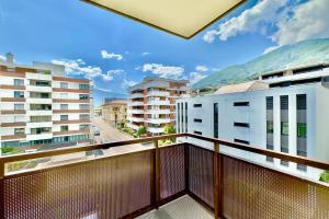 balcón con vistas a los edificios en Imbarcadero Apartment - Happy Rentals, en Locarno 13 fotos más