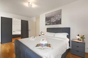 sypialnia z dużym łóżkiem z książką w obiekcie Imbarcadero Apartment - Happy Rentals w mieście Locarno