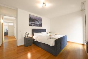 duża sypialnia z dużym łóżkiem w pokoju w obiekcie Imbarcadero Apartment - Happy Rentals w mieście Locarno