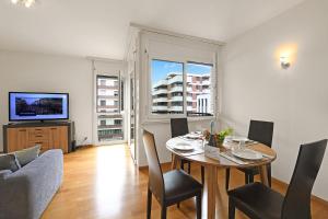 salon ze stołem i telewizorem w obiekcie Imbarcadero Apartment - Happy Rentals w mieście Locarno
