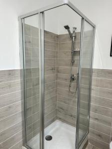 eine Dusche mit Glaskabine im Bad in der Unterkunft Coho House Fiumicino in Fiumicino