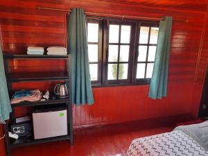 een slaapkamer met een bed en een raam bij Lucky Bungalow in Khao Lak