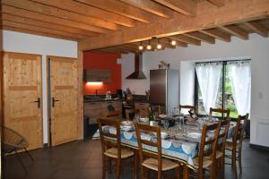 - une cuisine et une salle à manger avec une table et des chaises dans l'établissement Gîte de montagne Le Lustou, à Sailhan