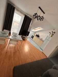 salon ze stołem i krzesłami w obiekcie Apartament Słoneczny 7 w mieście Opole