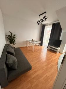 salon z kanapą i stołem w obiekcie Apartament Słoneczny 7 w mieście Opole