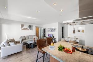 Una cocina y una sala de estar con una mesa con verduras encima. en Art Apartment - Happy Rentals, en Locarno