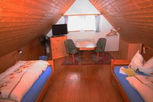 una camera da letto con scrivania e tavolo in una stanza di Wohnung in Ilfeld mit Grill und Garten a Harztor