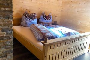 En eller flere senger på et rom på Hackihütte mountain hut