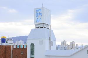 um sinal de hotel no topo de um edifício em Aank Air Hotel Daejeon em Geochang