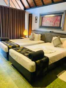 2 łóżka w pokoju hotelowym w obiekcie Rangiri Dambulla Resort w mieście Dambulla