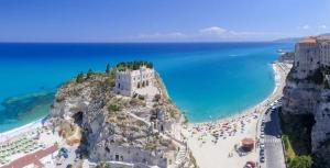 a view of a beach with people on a mountain at La pace dei sensi in Maida