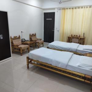 Posteľ alebo postele v izbe v ubytovaní iskcon's GITANAGARI RETREAT CENTER