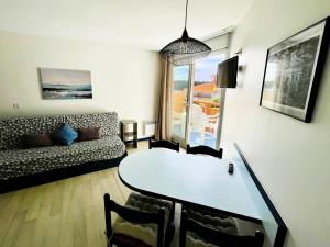salon ze stołem i kanapą w obiekcie Résidence Le Boucanier - Studio pour 4 Personnes 144 w mieście Vieux-Boucau-les-Bains