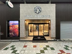 un bâtiment avec l'entrée d'un hôtel osaka eryu dans l'établissement Osaka Ebisu Hotel, à Osaka