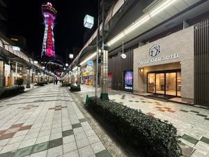 Osaka Ebisu Hotel في أوساكا: شارع فاضي في مول تجاري بالليل