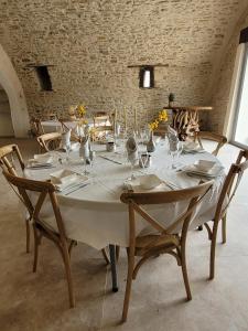 een tafel met glazen en servetten in een kamer bij Les Grandes Mollières in Peyruis