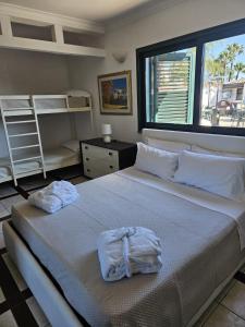 - une chambre avec un grand lit et des serviettes dans l'établissement Villa Courrier, à Tremestieri Etneo