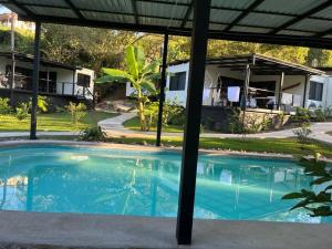 Der Swimmingpool an oder in der Nähe von Macaw- Guacamaya Jungle Villas