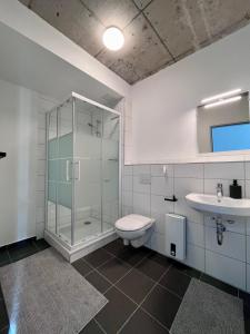 ein Bad mit einer Dusche, einem WC und einem Waschbecken in der Unterkunft Project Bay - Workation / CoWorking in Lietzow