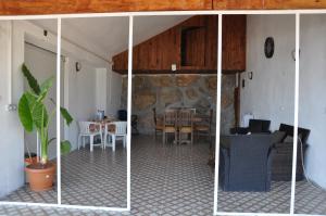 a living room with a table and a dining room at çiftlik tepesi pansiyon in Kumluca